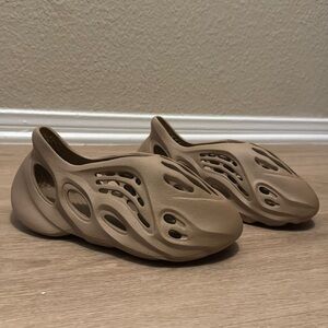 Yeezy Foam Runners size 6 women’s.